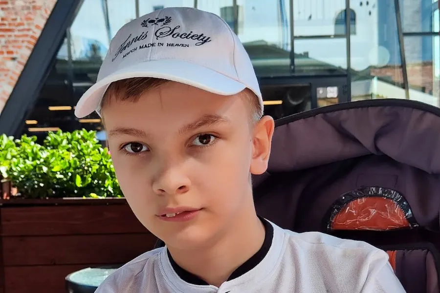 15‑летнему Кириллу из Калининграда необходимы 100 000 рублей на поездку в Санкт‑Петербург, транспортировку и обследования после осложнений после операции.