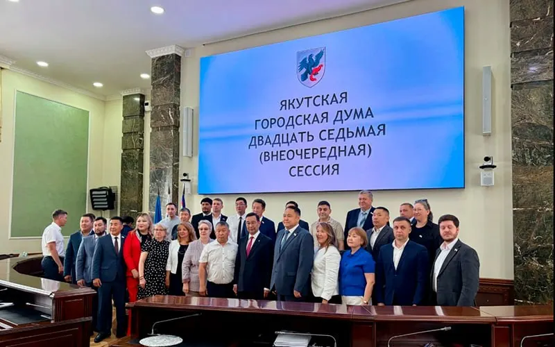 Дмитрий Садовников, назначенный мэром Якутска, в 2019 году был отстранён от должности министра ЖКХ и энергетики после прокурорской проверки по проблемам обращения с отходами. Позже меры по делу пересматривались, а административные производства рядово закрыли или заменили наказание.
