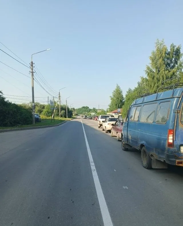 На предвыборном митинге в Белозерске пообещали прислать бензовоз «в подарок ко Дню города». Люди выстроились в очередь, но топлива не доставили; власти заявляют, что местная заправка работает круглосуточно и проблем нет.