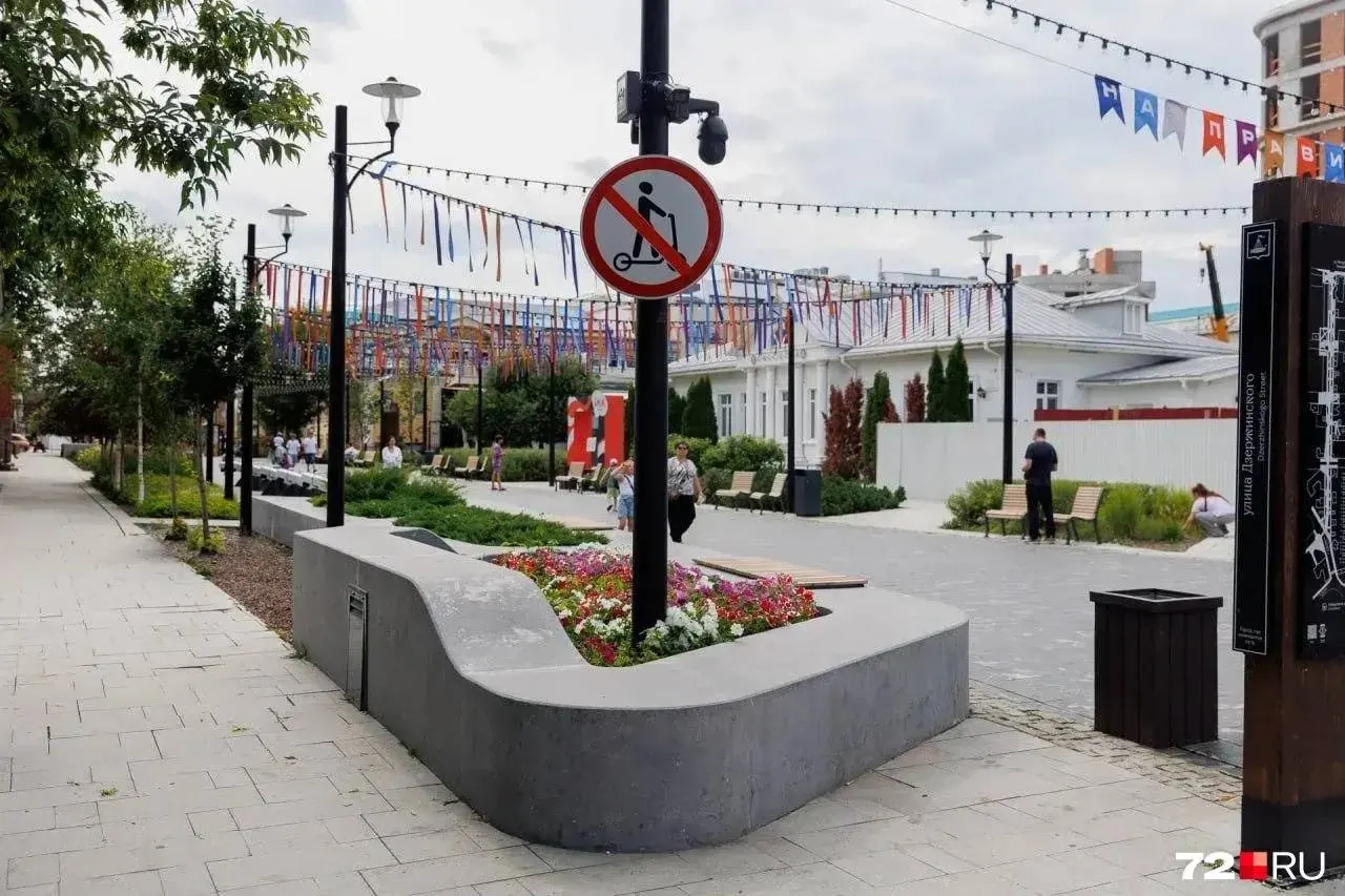 В нескольких пешеходных зонах Тюмени, в том числе на Дзержинского и Цветном бульваре, появились новые дорожные знаки, ограничивающие движение электросамокатов. За нарушение предусмотрен штраф.
