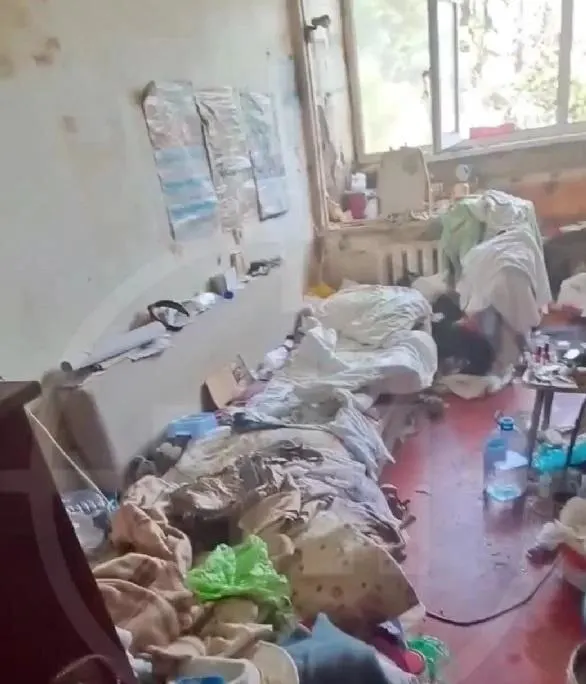 Жильцы одного дома в Адлере жалуются, что из квартиры соседки расползаются тараканы, запах ощущается по всему подъезду до пятого этажа, а хозяйка уже дважды приводила к возгораниям. Люди просят вмешательства коммунальных служб и проверку пожарной безопасности.