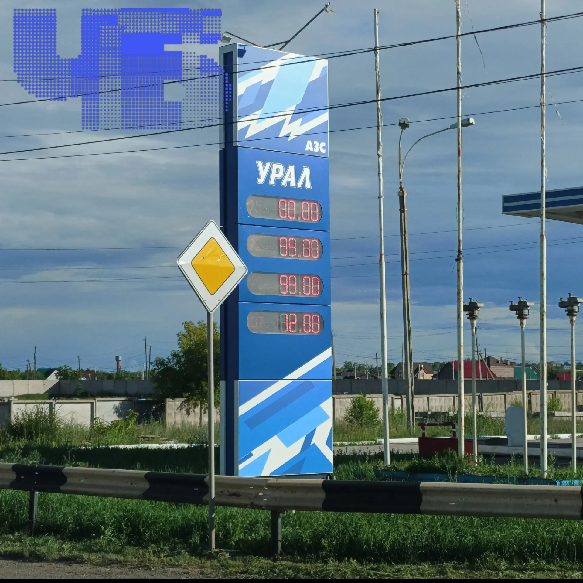 В Карталинском районе Челябинской области наблюдается нехватка топлива: АИ‑95 часто отсутствует на АЗС, на работающих заправках выстраиваются очереди, а на одной станции дизель достигает 115 рублей за литр.
