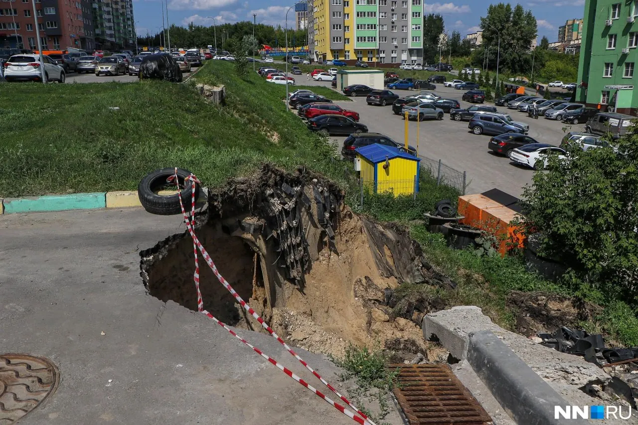 Подпорная стена у строящейся подземной парковки повреждена, грунт периодически сходит у домов. Для работ нужно решение собственников на общем собрании.