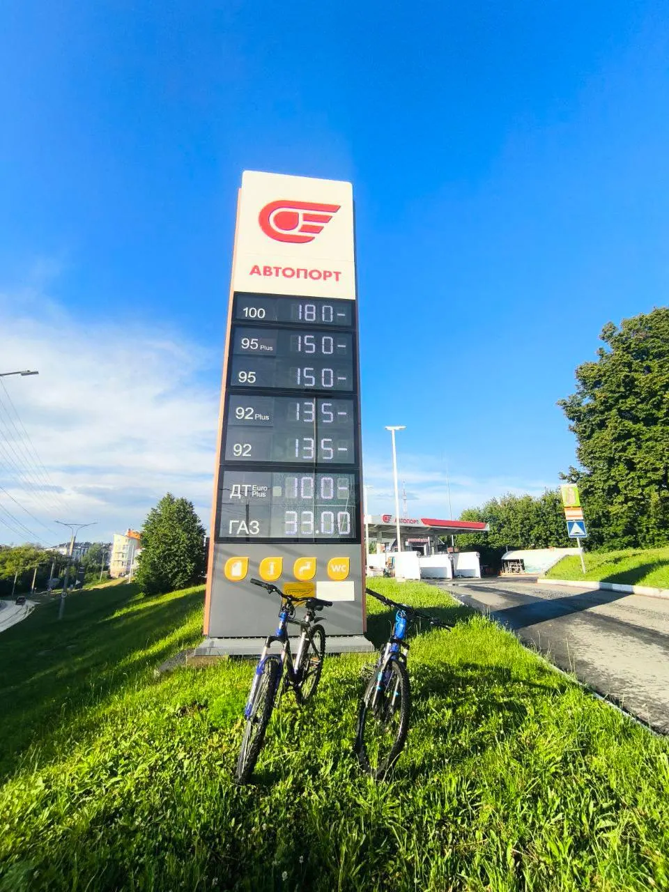 Из‑за сокращения поставок и атак на нефтеперерабатывающие объекты водителям приходится стоять в ночных очередях по несколько часов; в ряде регионов зафиксированы пожары и повреждения от падения обломков беспилотников.