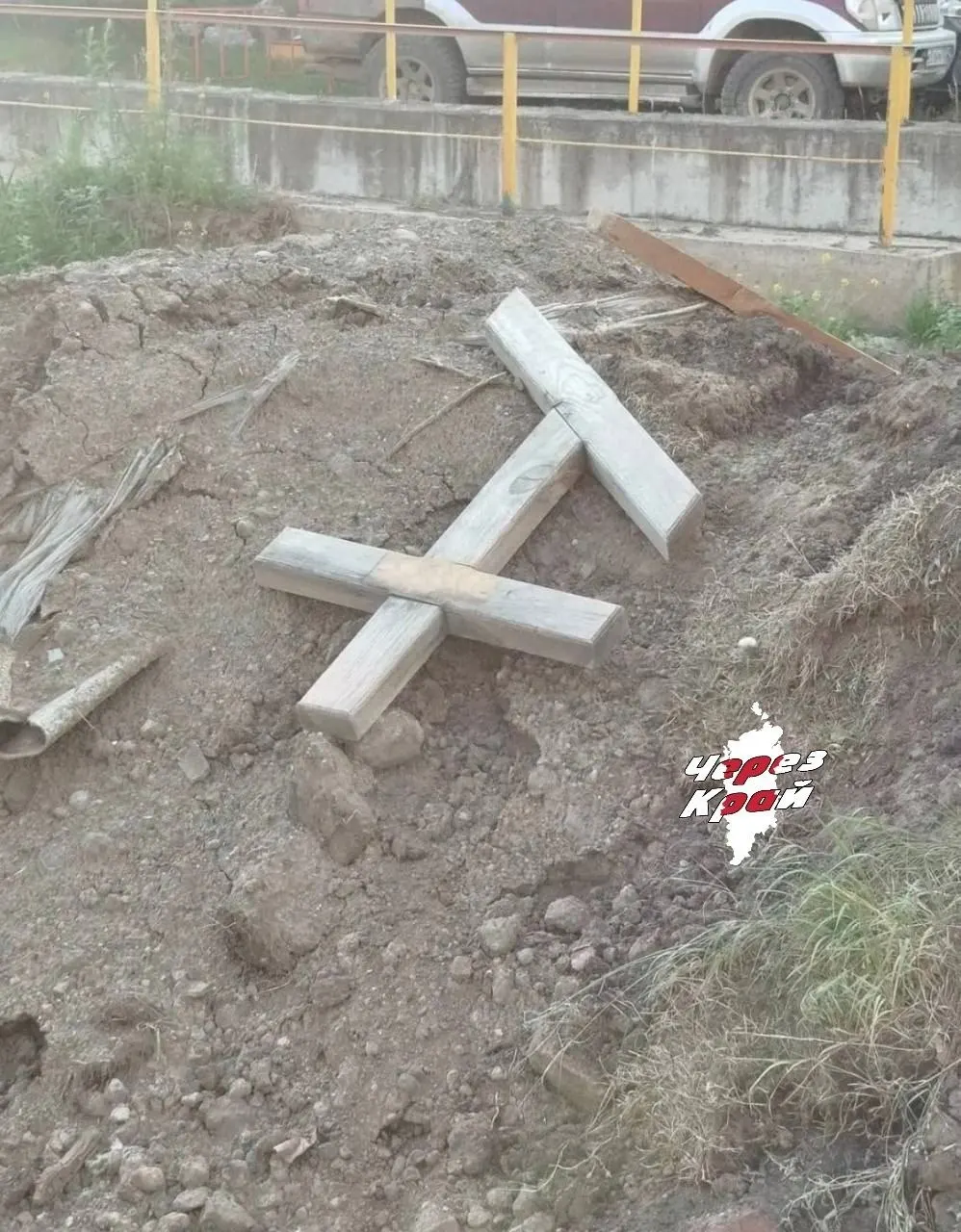 На площадку у дома №45 по улице 9 Мая привезли землю с остатками могильных крестов и мусором; администрация обещала заменить грунт, но жители говорят, что работы не проводятся.