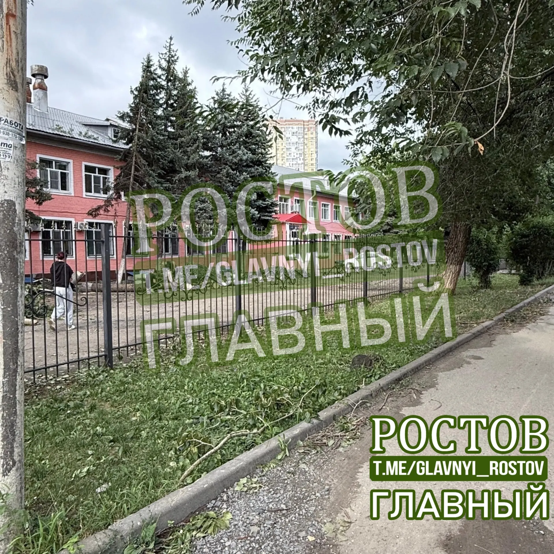 На улице Штахановского и в расположенном рядом детском доме уже несколько дней отключено электричество: жители жалуются на оборванные провода, порчу продуктов и невозможность зарядить гаджеты.