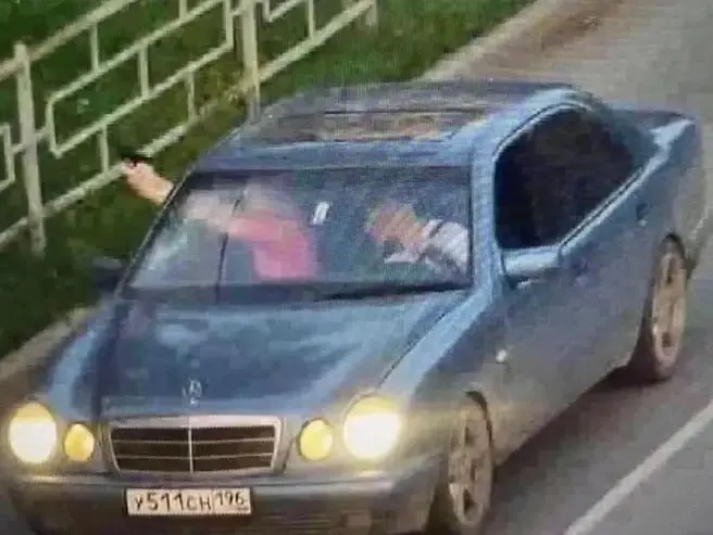 Двое 21‑летних мужчин на иномарке проезжали по улицам Алтайская и Космонавтов и стреляли из окна в сторону прохожих. Их задержали, решается вопрос о возбуждении уголовного дела.
