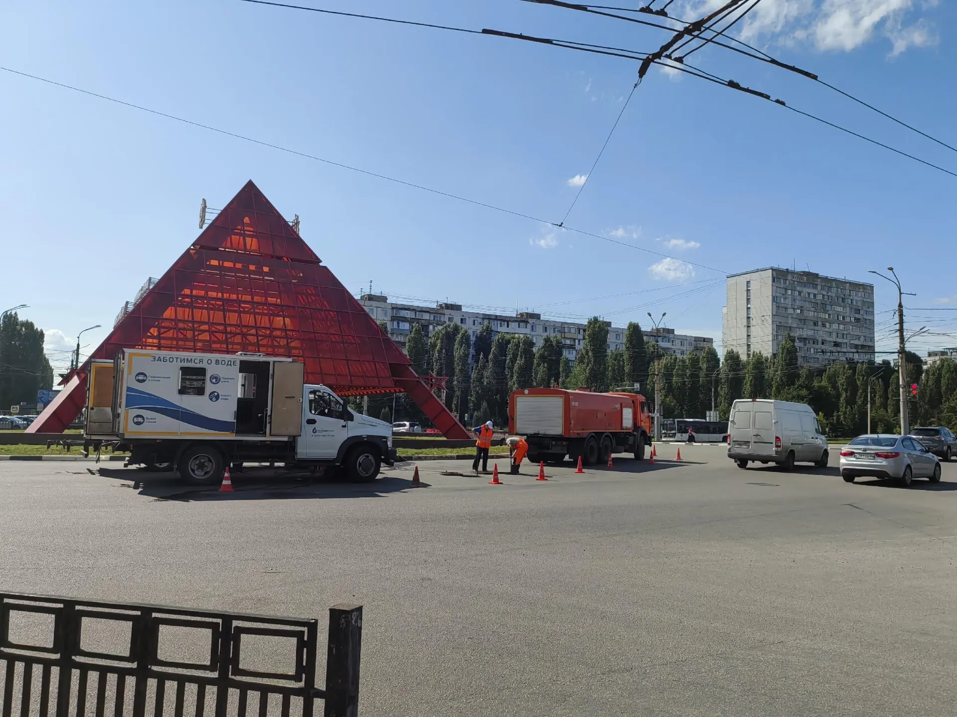 Жители у памятника Славы сообщили, что после недавних коммунальных работ на перекрестке вновь ощущается стойкий запах канализации — по их словам, проблемы вернулись более чем через неделю после завершения работ.