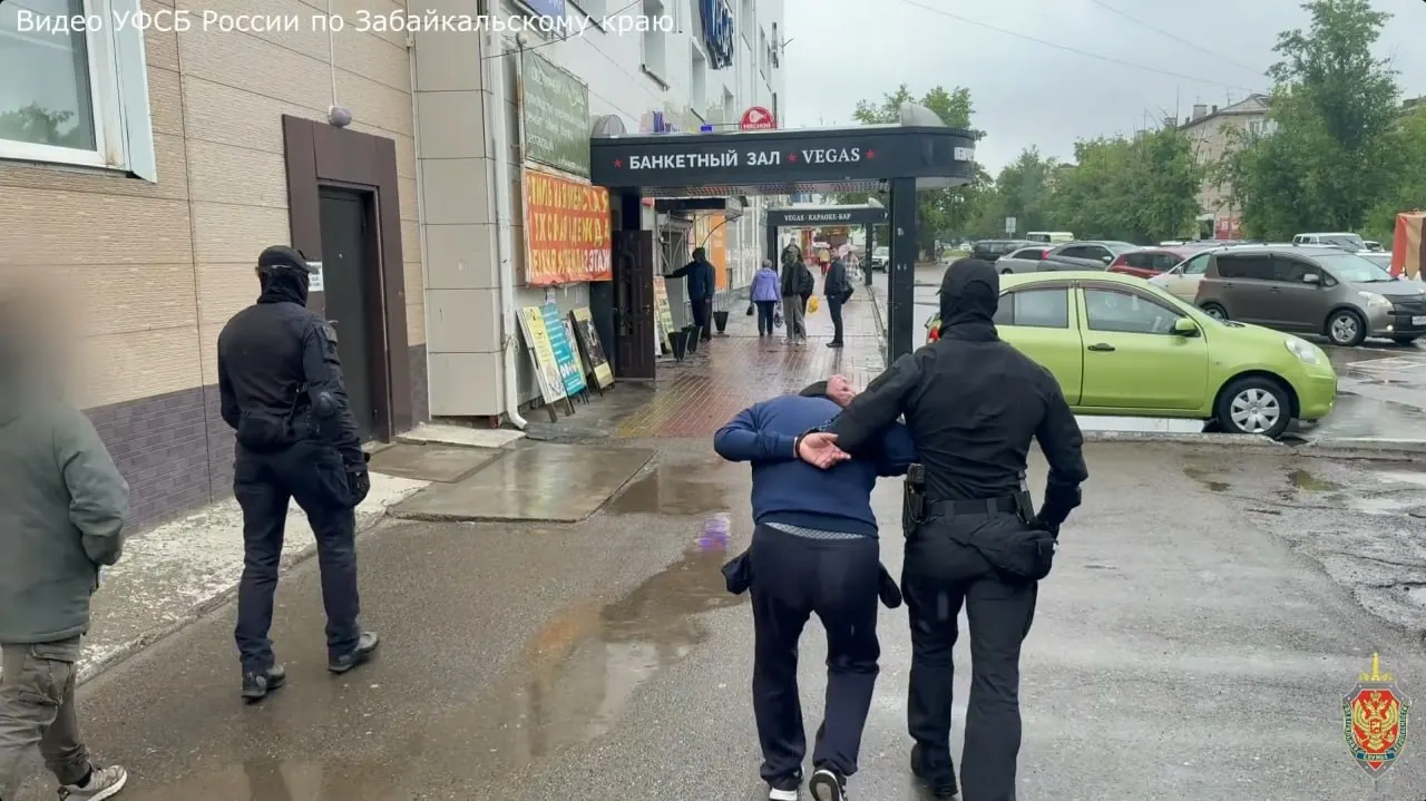 Краевое УФСБ задержало жителя Читы, который в социальных сетях оправдывал терроризм и оскорблял защитников Отечества; при обыске обнаружены запрещённые материалы, следствие продолжается.