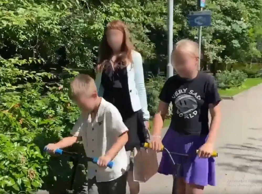Власти региона ускорили судебное разбирательство по делу участницы СВО, после чего суд предоставил матери право на общение с несовершеннолетними — дети находятся с ней.