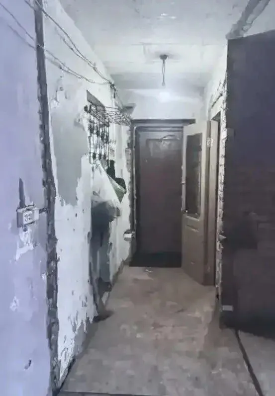 Двое детей-сирот получили от администрации Канска квартиру по договору социального найма, но обнаружили провисающие полы, покосившийся потолок, не закрывающиеся окна и разваливающийся санузел. По требованию прокуратуры суд обязал чиновников отремонтировать жильё в течение полугода.
