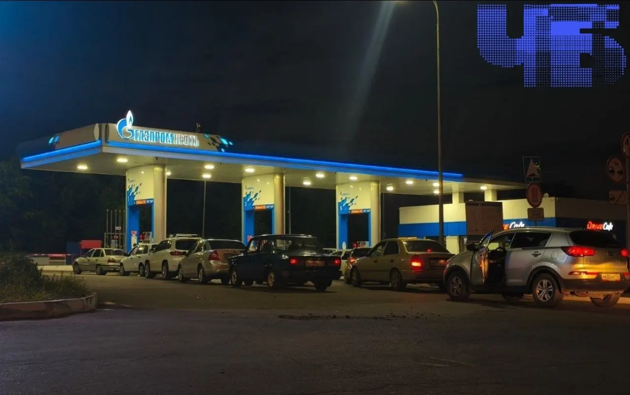 Экипажи ДПС стали чаще появляться у загруженных автозаправок города: в Госавтоинспекции объясняют это ростом спроса и пробками, но это не решает дефицит топлива.
