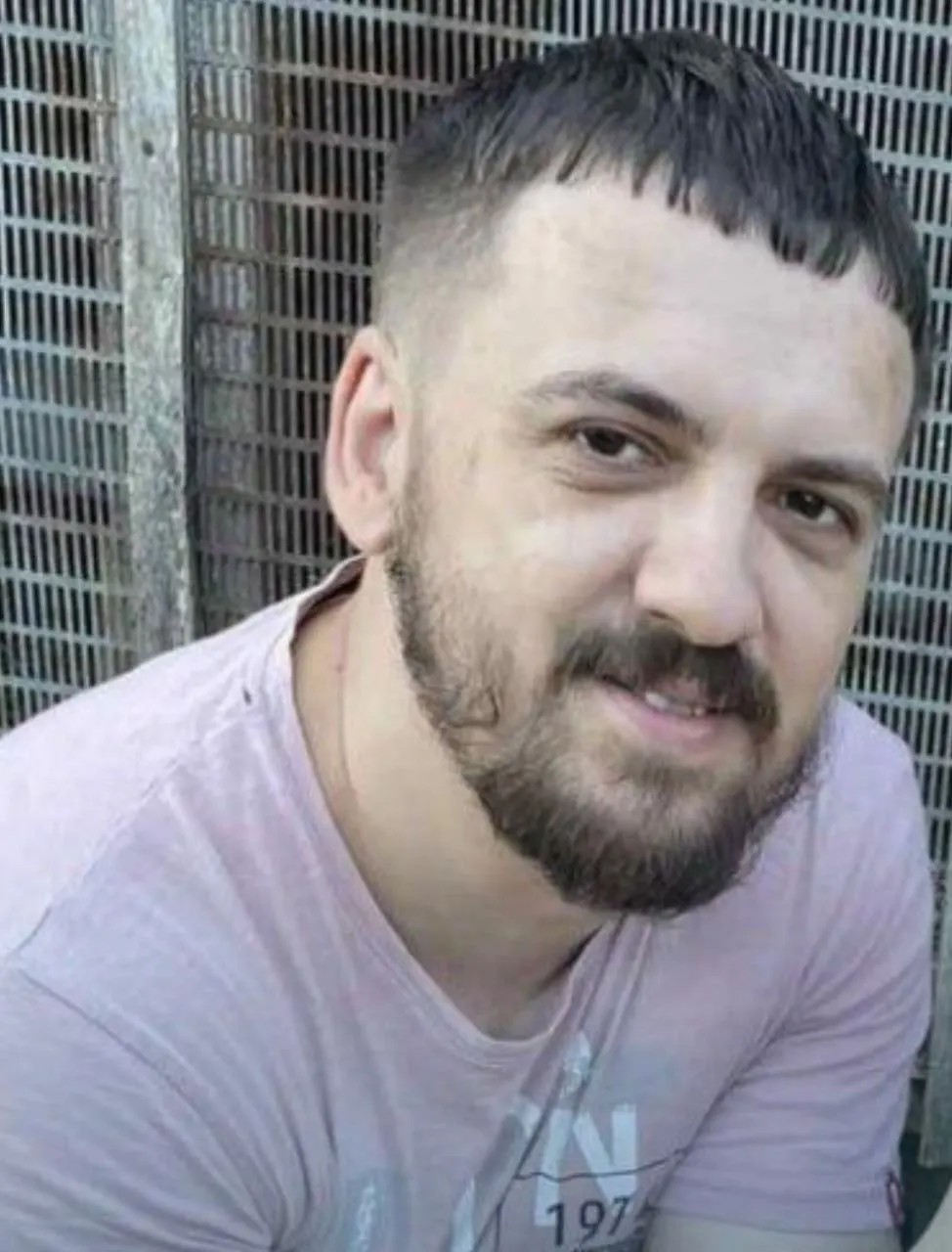 Антон Сычёв, приговорённый к двум годам лишения свободы по обвинению в «призывах к терроризму», вышел из колонии. Его задерживали после репоста видео и отправляли в СИЗО; слушания проходили в закрытом режиме.