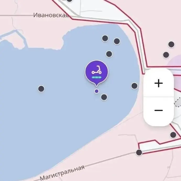 Пользователи заметили несколько самокатов, которые в приложении отображаются как находящиеся на дне озера. Оператор сервиса объясняет возможные погрешности в позиционировании помехами навигации, но подтверждает и реальные случаи затопления.