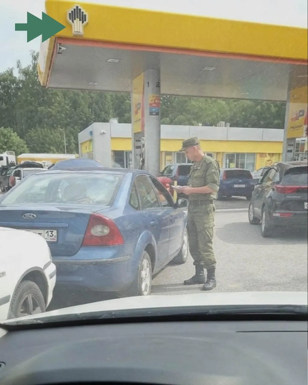 На одной из автозаправок Белгорода мужчина в военной форме подходил к водителям, просил показать документы, интересовался, служили ли они в армии, и записывал ответы — это заметила местная жительница.