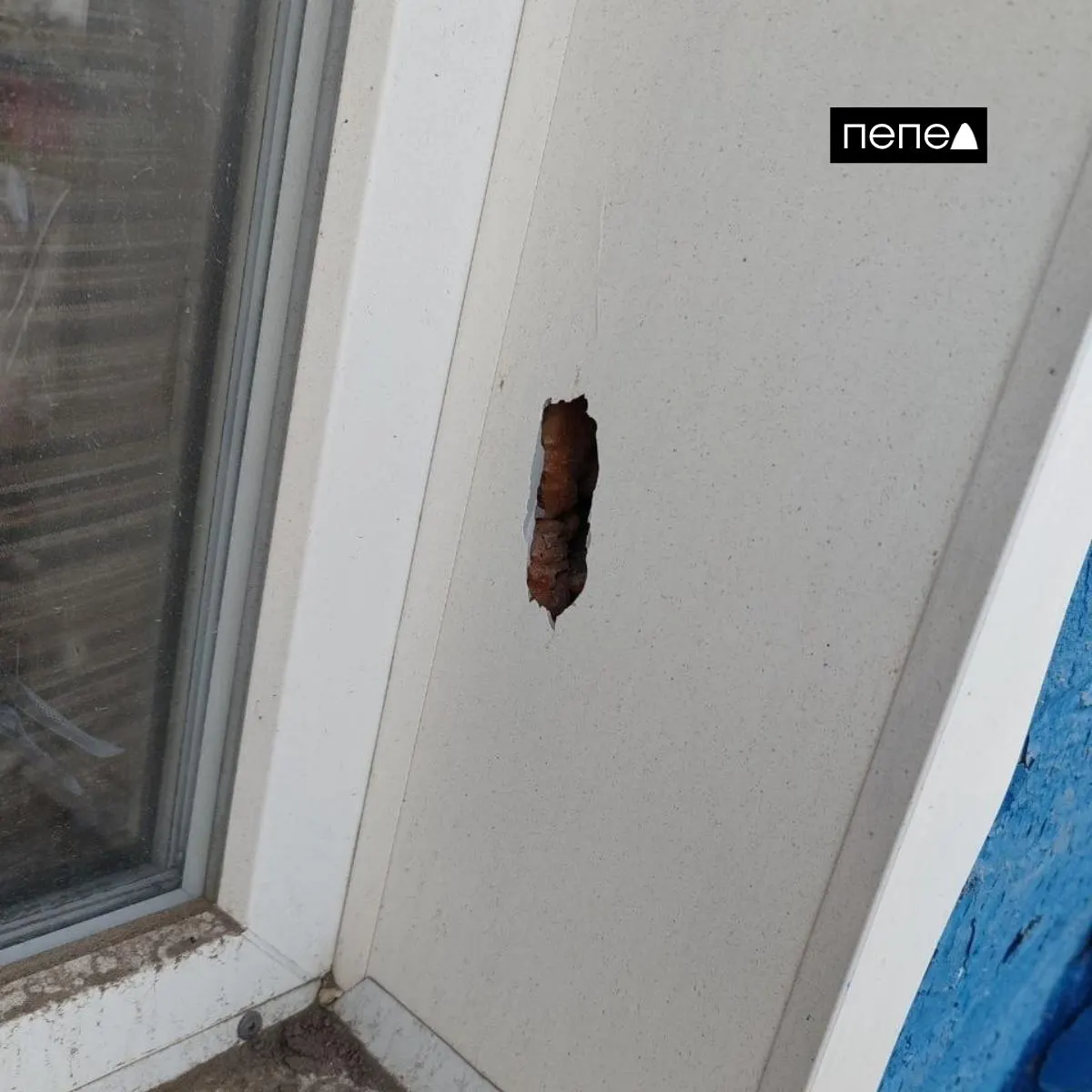 После апрельского удара БПЛА в доме были повреждены крыша, окна, фасад и забор. Подрядчик готов работать, но ждёт оплаты от администрации — местные жители остаются без ремонта больше года.