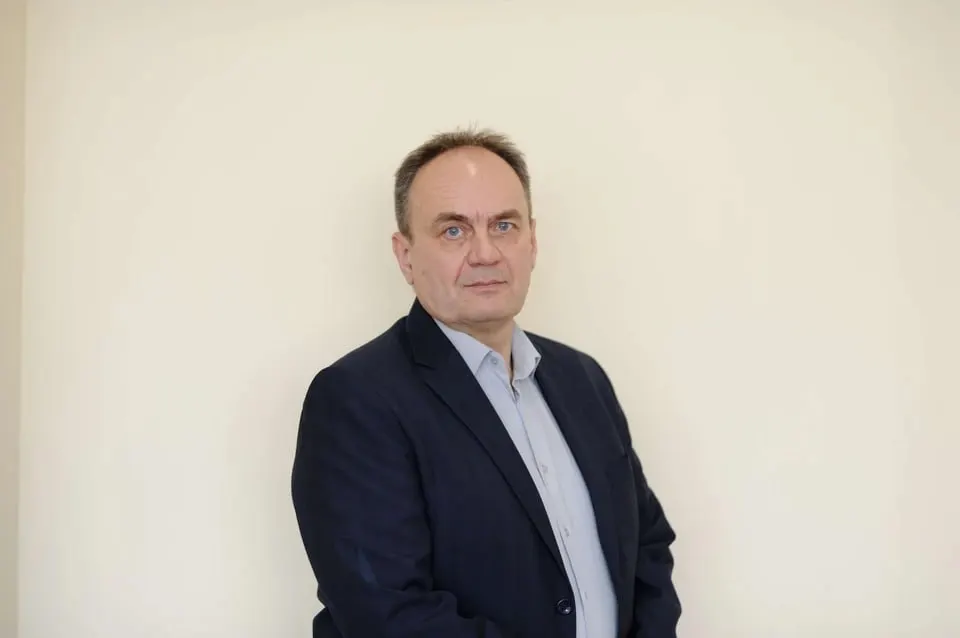 Первый заместитель управделами Сергей Галкин уволился по собственному желанию — контракт будет расторгнут 20 июля 2026 года. Отставку связывают с расследованием незаконного строительства оздоровительного комплекса на территории резиденции губернатора.