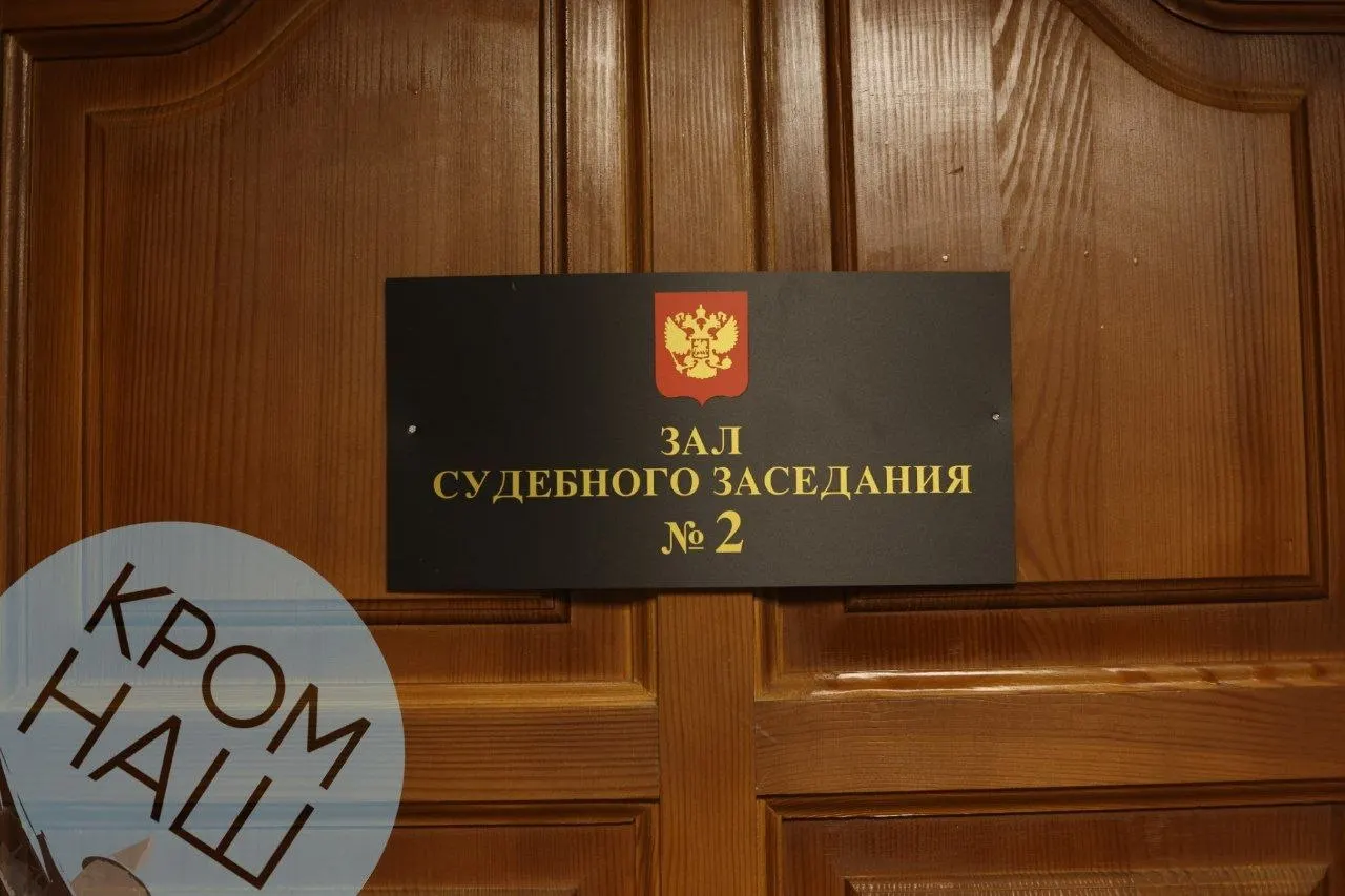 На заседании свидетель заявил, что не помнит, что выступал свидетелем в другом уголовном деле против псковского журналиста; адвокат предъявил документы, после чего суд исключил этот вопрос из рассмотрения.