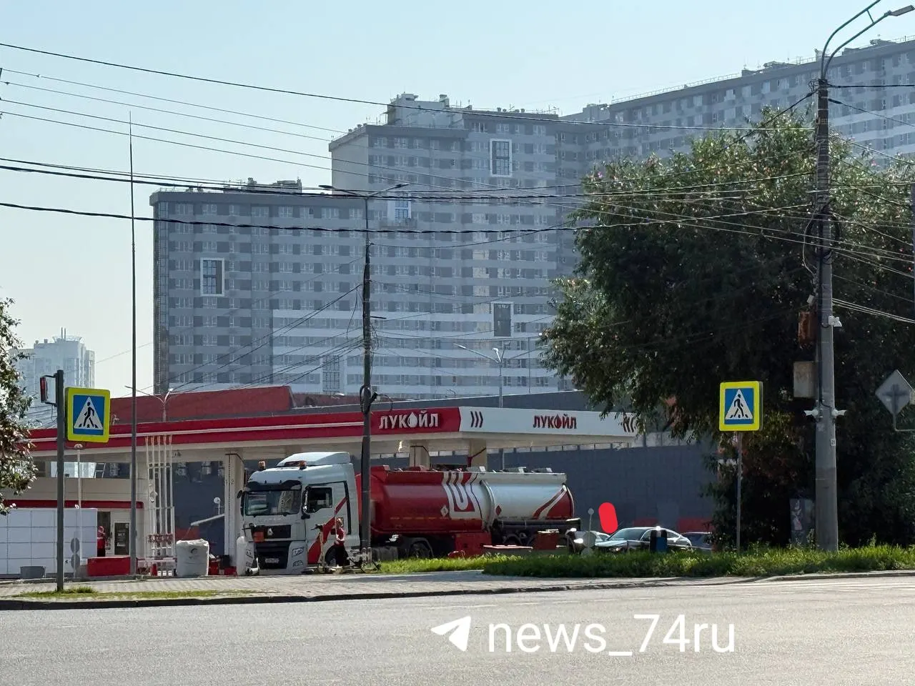Если не успели заправиться утром или ночью — бензовоз остановился на ул. Труда почти напротив зоопарка. Пока очереди нет; расскажите, как сейчас обстановка на АЗС.