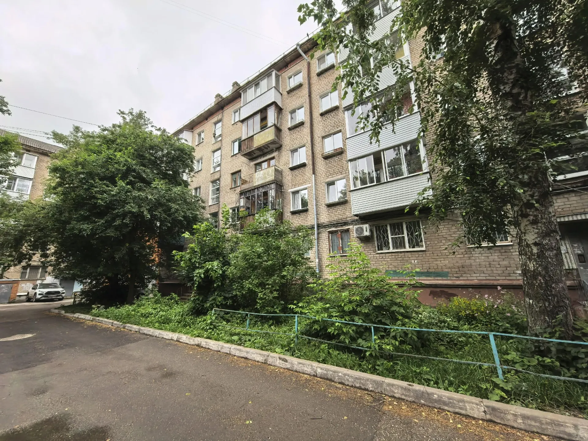 В Саратовской области квартиру пожилой женщины продали по доверенности на монастырь. Риелтор называет сделку законной, настоятельница заявляет, что пенсионерка в курсе и средства пойдут на строительство храма.
