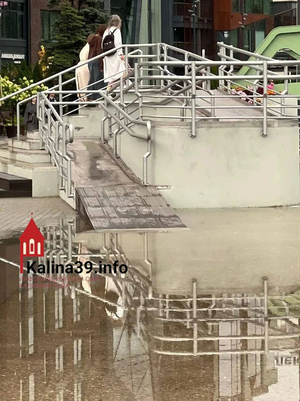 После первых сильных дождей вода скапливается на пешеходной части нового Философского моста в Калининграде: жителей беспокоит отсутствие ливнёвых стоков и возможные дефекты проектирования.