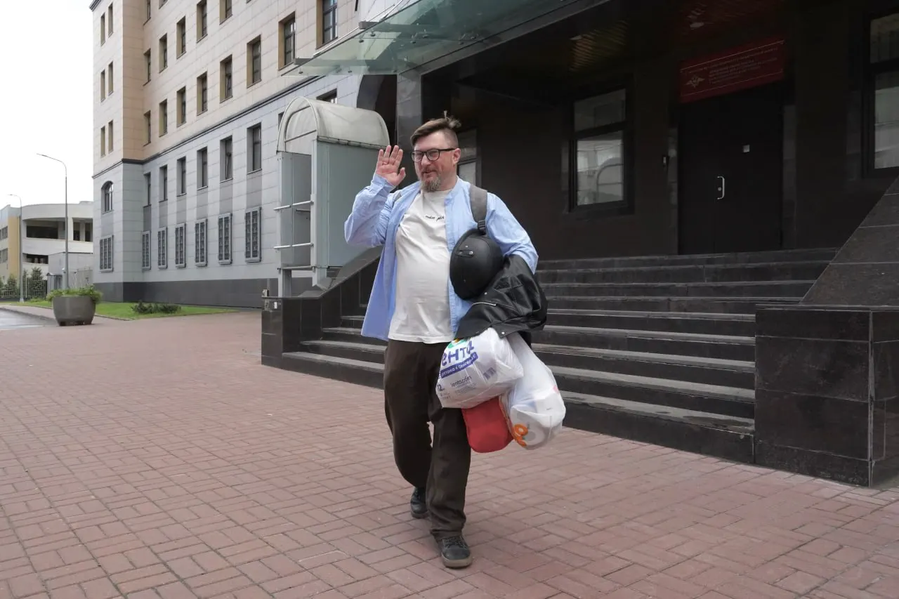 Олег Мухин утверждает, что приехал на встречу по приглашению телеканала и сразу был задержан сотрудниками «Центра Э». Представители телеканала подтверждают контакт, но заявляют, что не располагают данными о задержании.
