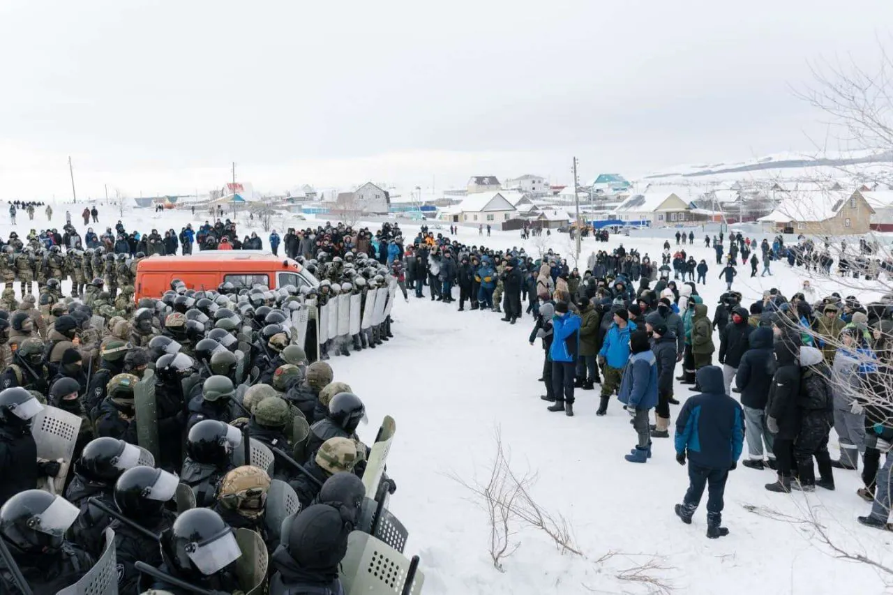 Прокурор потребовал для ряда обвиняемых по «баймакскому делу» от 14 до 15 лет колонии; несколько фигурантов также обвиняются в применении насилия к силовикам. Следующее заседание назначено на 19 августа.