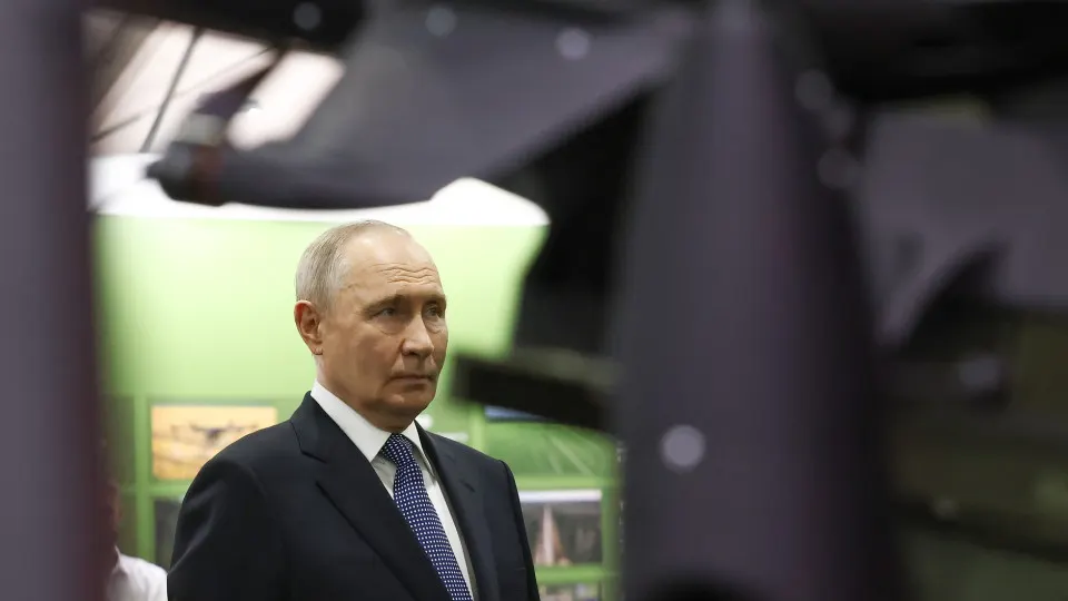 По словам президента, россияне добровольно перечислили около 70 млрд рублей на цели специальной военной операции через Общероссийский народный фронт. Между тем военные расходы страны достигли рекордных показателей и могут вырасти ещё сильнее за счёт перераспределения бюджета и заимствований.