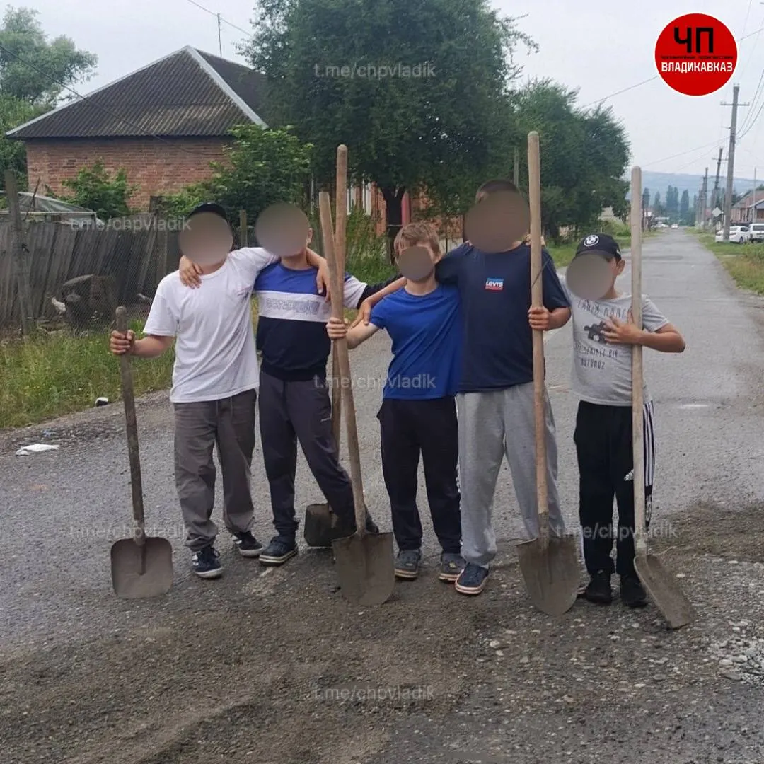Пятеро юношей из Алагира засыпали яму рядом с улицей Фабричной; часть жителей поддерживает поступок, но комментаторы предупреждают о возможных штрафах.