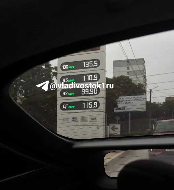 На одной из автозаправок города цены на дизель и бензин заметно выросли: дизель прибавил 12 рублей, отдельные марки бензина — до 7 рублей за литр.