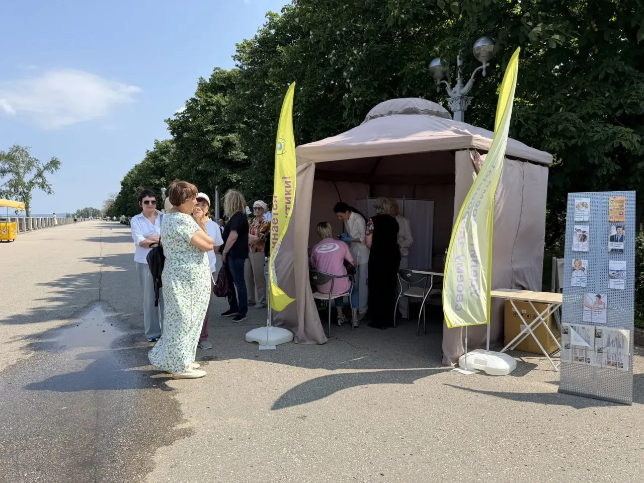 Врачебно-спасательная акция на набережной: бесплатные осмотры кожи у онколога и дерматовенеролога, консультации по профилактике рака кожи и демонстрация правильного надевания спасательных жилетов.