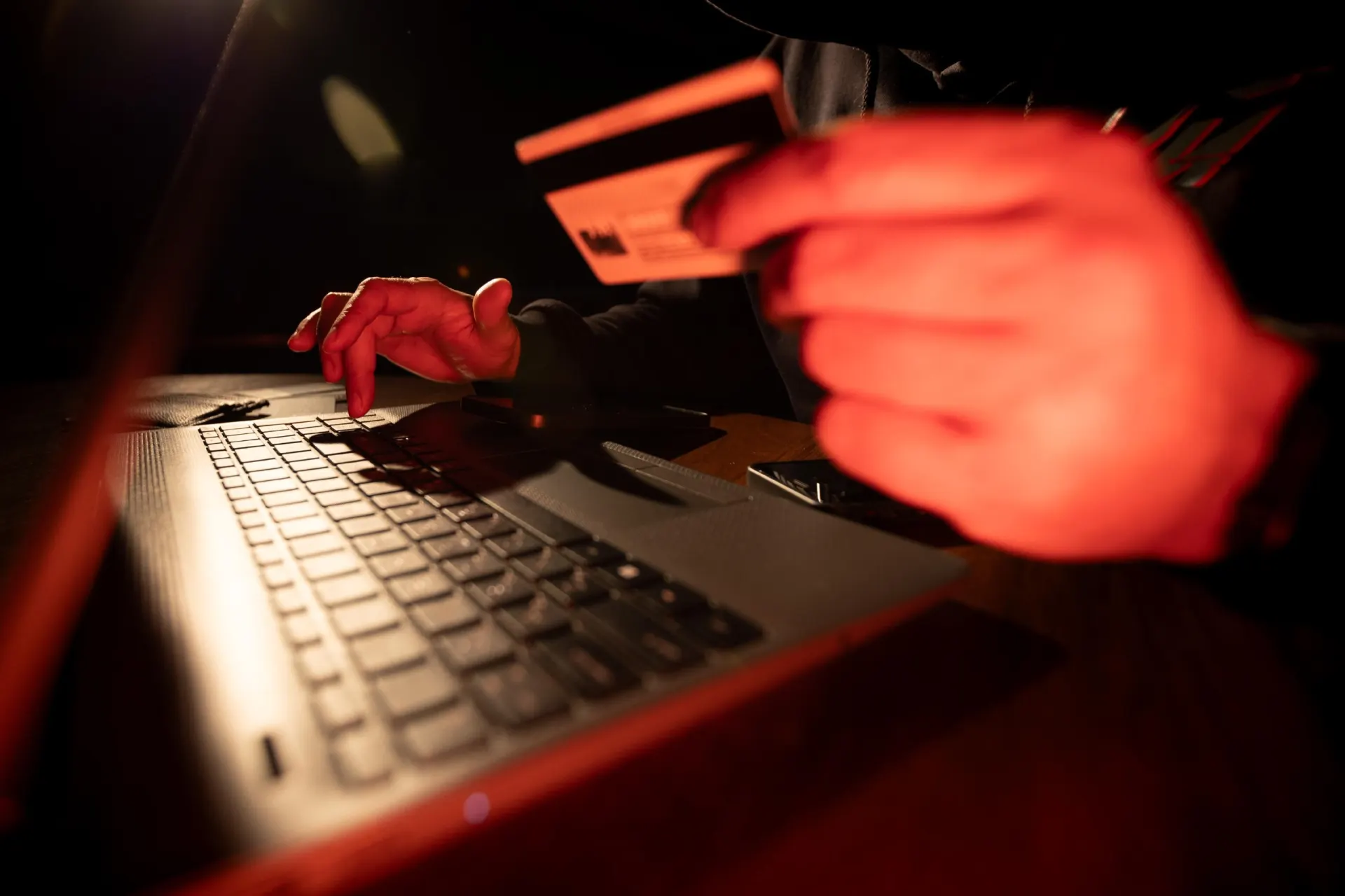 Сотовый оператор предупредил: злоумышленники рассылают сообщения с обещанием подарка за пополнение баланса — это уловка для кражи денег и персональных данных.