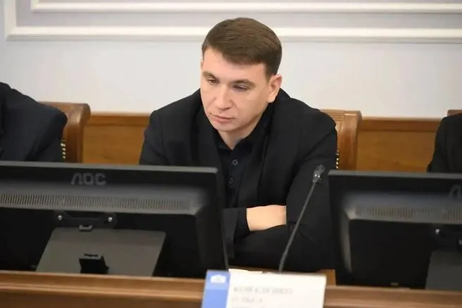 Глава департамента экономики Ростова задержан по делу о хищении 83 млн рублей; следствие связывает схему с компаниями в Ставрополье и Ростове. Чиновника вывезли в Московскую область на допрос, по делу проходят ещё три человека.