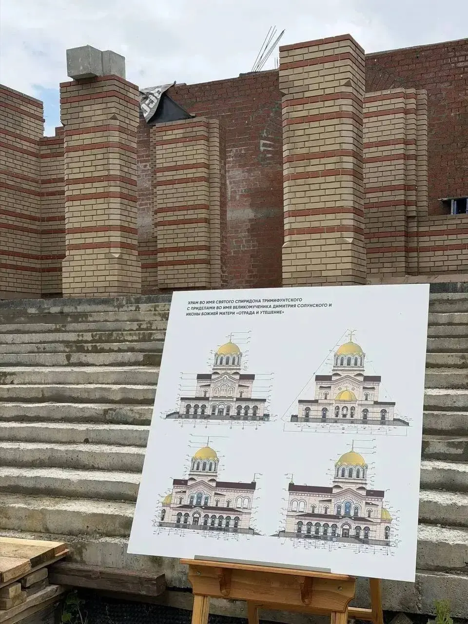 В Пионерском районе Екатеринбурга началось строительство храма во имя святителя Спиридона Тримифунтского. На стройплощадке побывали митрополит Евгений и мэр Алексей Орлов.