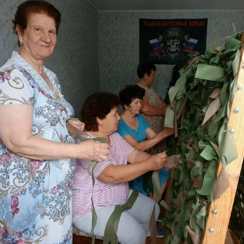 Пожилые участники проекта «Курское долголетие» в Щиграх совместно с внуками занимаются плетением маскировочных сетей; ранее к подобной работе привлекали и школьников Черемисиновского района.