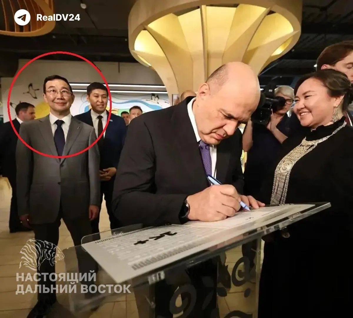 Во время официального приёма регион представляли в парадном виде — красивые отчёты и рассказы о «кластерах». За пределами маршрута Якутия сталкивается с лесными пожарами, подтоплениями и проблемным жильём.