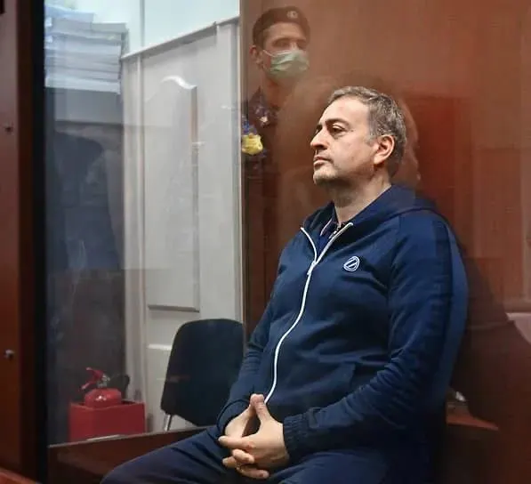 Перовский суд Москвы признал двух бывших высокопоставленных сотрудников МВД Дагестана виновными в коррупции. Им назначены длительные сроки и крупные штрафы; суд также учёл эпизоды с операциями в криптовалюте и обратил часть имущества в доход государства.