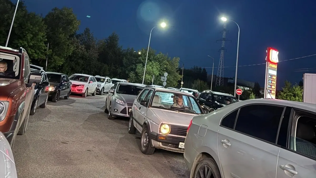 Жителей просят заливать топливо рационально, не делать запасы, по возможности сократить поездки и проверять информацию только по официальным каналам.