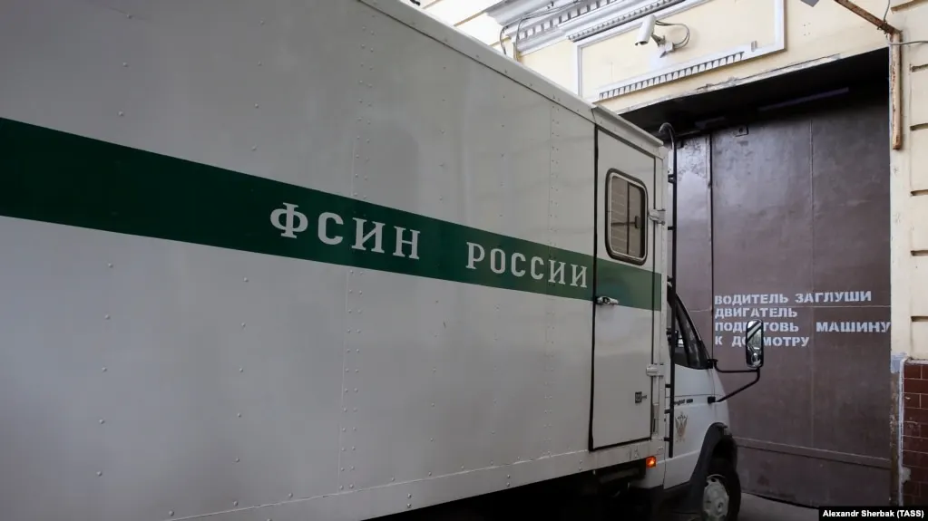 Суд назначил 23 года колонии строгого режима 37‑летнему мужчине, который после 2022 года уехал за границу, летом 2024 года пропал в Узбекистане и позже оказался в московском СИЗО; детали перевода в Россию не установлены.