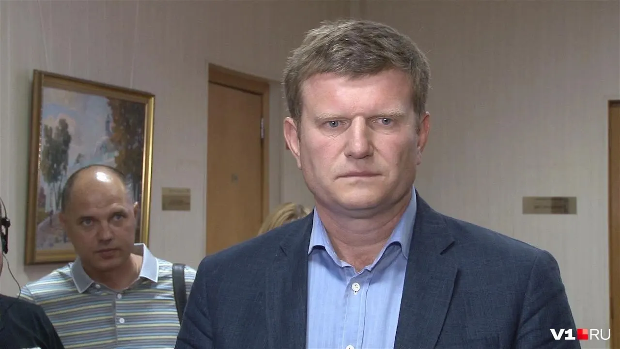 Судебные приставы наложили арест на активы, связанные с бывшим депутатом Госдумы Олегом Савченко. Под ограничения попали ряд компаний, в том числе портово‑логистическая фирма и торговый центр, что привело к приостановке работы порта и проблемам с выплатой зарплат.