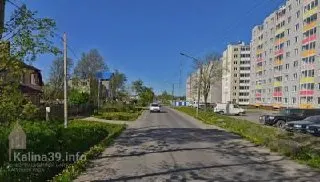 Капитальный ремонт улицы Ломоносова готов проектно, но из‑за высокой стоимости работы его планируют реализовать не раньше 2027–2028 годов при наличии финансирования. Жители жалуются на отсутствие тротуаров и размытые обочины.