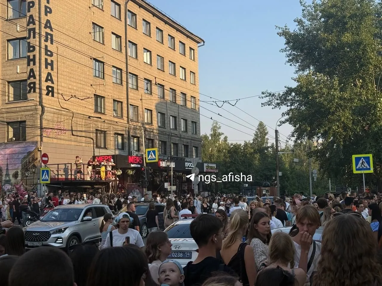Во время концерта группы IOWA на фестивале «Летосфера» собралась большая толпа: организаторы увеличат зрительскую зону, усилят охрану и могут временно ограничивать доступ на территорию.