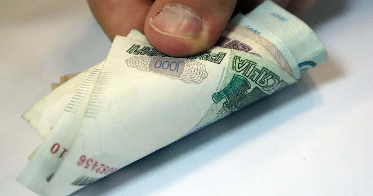 Опрос показал, что 38% респондентов никогда не выходят из дома без бумажных денег; чаще всего люди носят суммы в диапазоне 1–5 тыс. рублей, а большую часть дохода наличными хранить не стремятся.