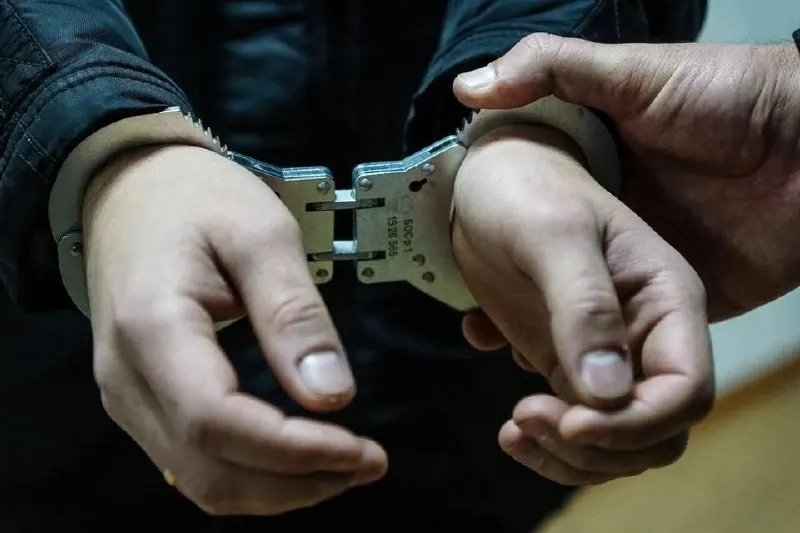 38‑летнего ранее судимого жителя признали виновным в незаконном приобретении наркотического средства в значительном размере; о подозрительном поведении он сообщил, заметив подростков, которые обратились в полицию.