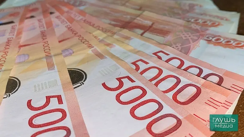 Женщина перевела 200 тыс. рублей мошенникам, которые под предлогом «замены домофона» и угрозы оформления доверенности убедили её назвать код из SMS и перевести сбережения; по факту возбуждено уголовное дело.