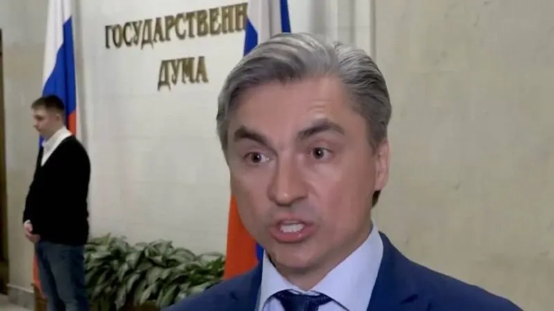 Заместитель председателя Комитета по информационной политике Андрей Свинцов заявил, что платформам могут установить жёсткие временные ограничения на ленты и короткие ролики: сначала для детей, а затем и для взрослых.