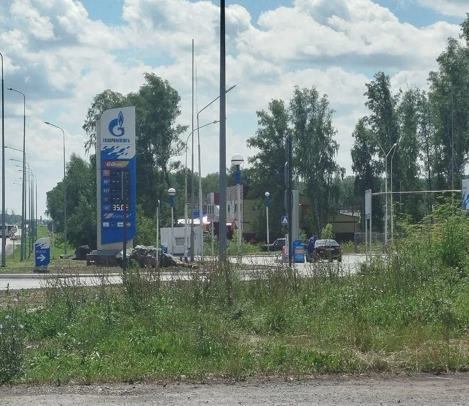 Две АЗС в районе полностью распроданы: жители ездят в соседние районы, а по двум автобусным маршрутам временно приостановлены рейсы из‑за дефицита дизельного топлива.