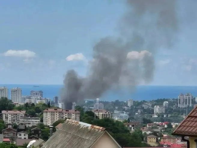 В центральной части Сочи на улице Пригородной возник пожар: выгорели два барака, площадь возгорания составила около 90 м². Огонь локализован, причин и пострадавших уточняют.