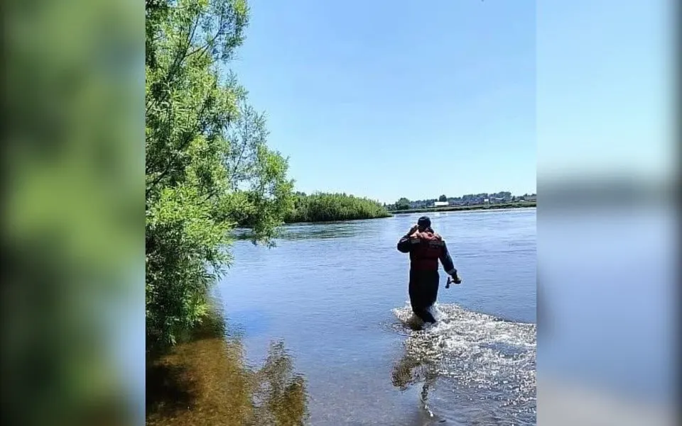 Ребёнок упал в реку Кан 1 мая в посёлке Бражное. Спасатели обследовали десятки километров берега и острова, но поиски пока не дали результатов.