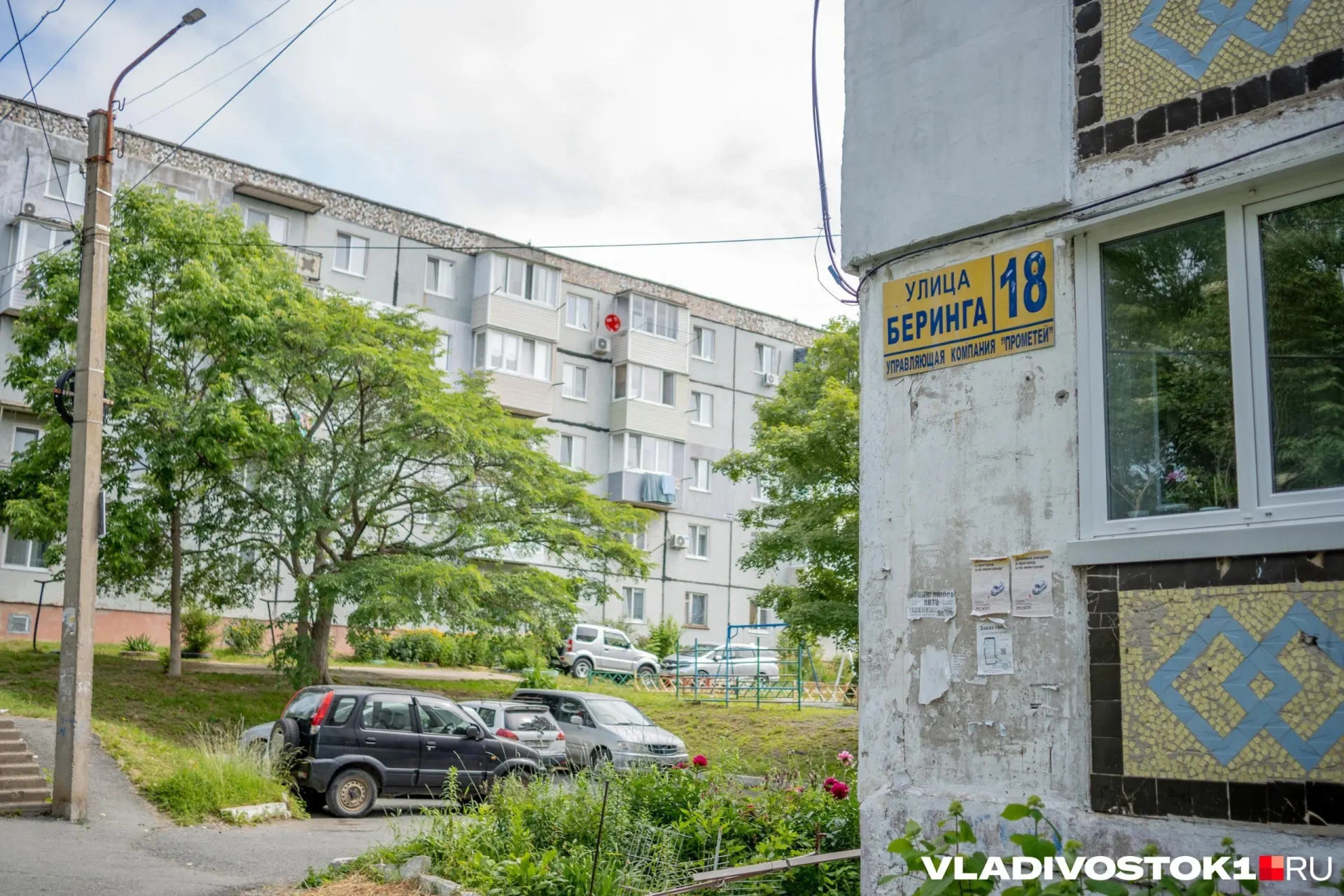 В небольшом посёлке Врангель обнаружено тело 12‑летней девочки с признаками удушения. Подозреваемым стал знакомый ребёнка — проводится экспертиза и проверка, в посёлке распространяются непроверенные версии и слухи.